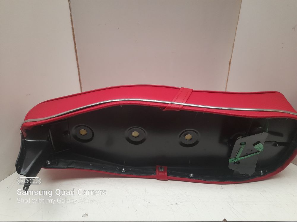 Pegasus style seat in stunning RED - Image 4